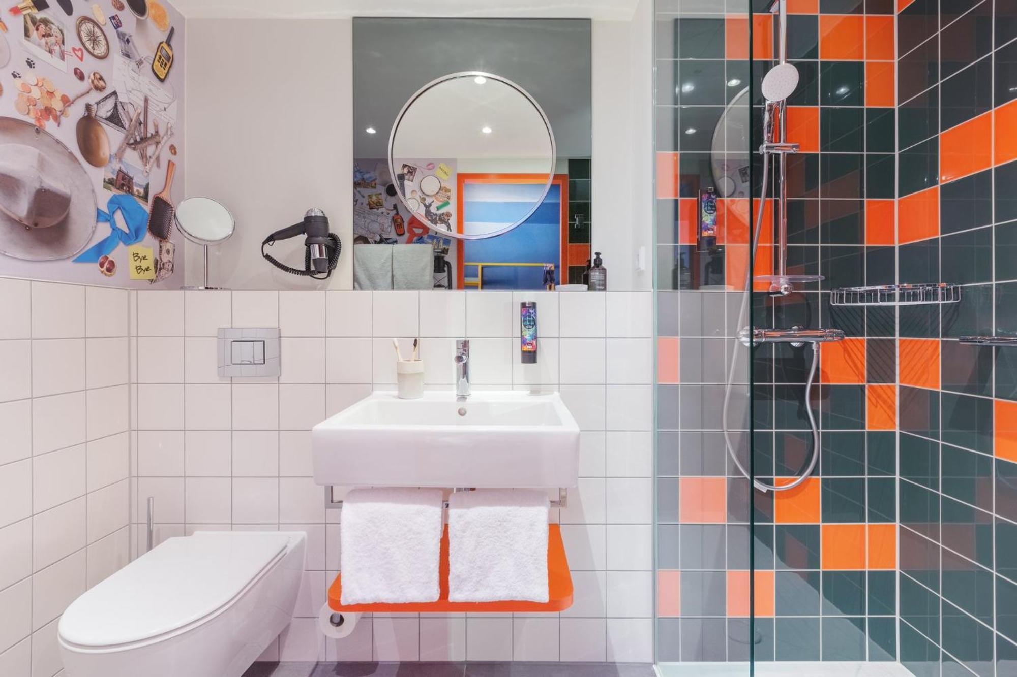 - The Niu, Amity By Ihg Hotel