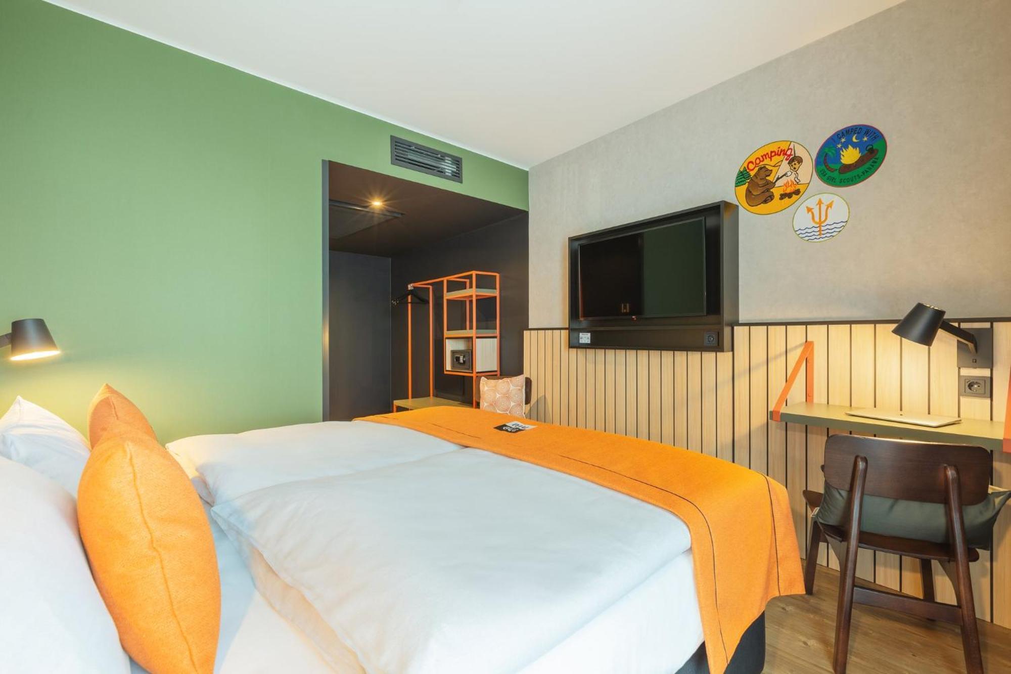 - The Niu, Amity By Ihg Hotel